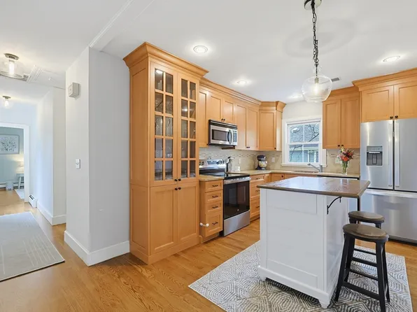 89 May St APT 4, Needham, MA 02492