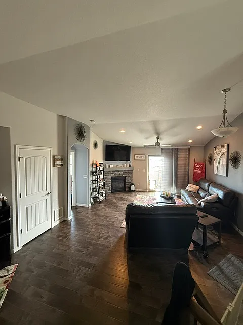 3 bed, 2.5 bath, 2400 sqft, $2,500 — Photo 4