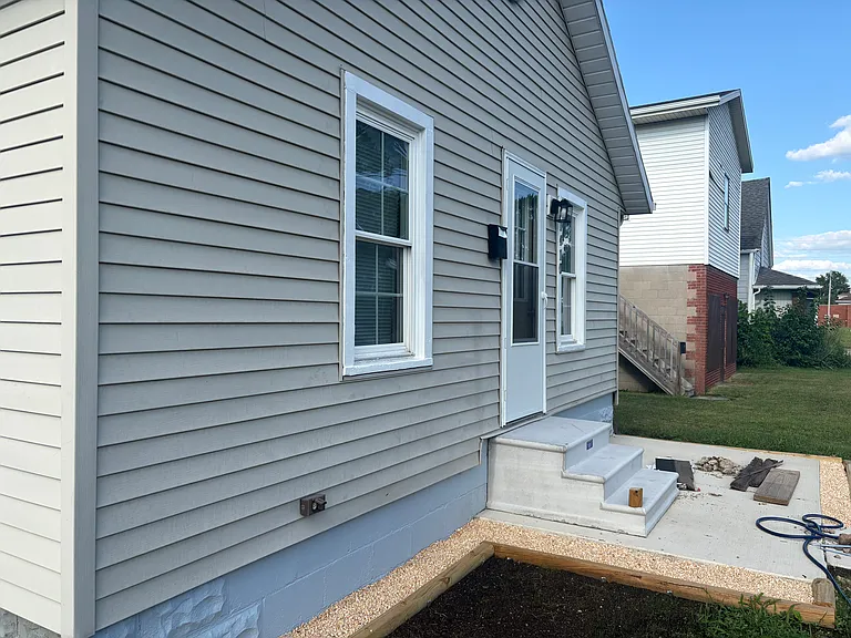 1410 W 6th St — Photo 2
