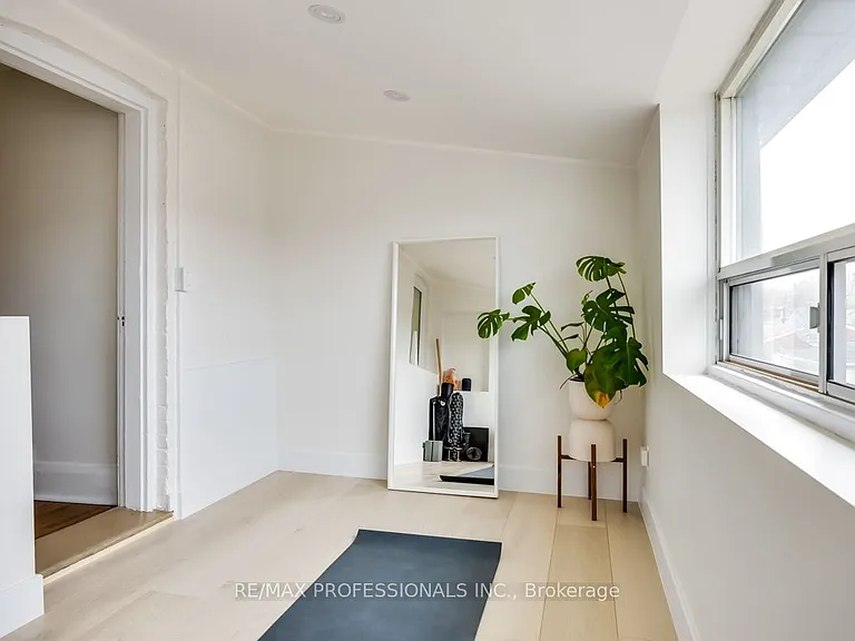 1381 Lansdowne Ave — Photo 24