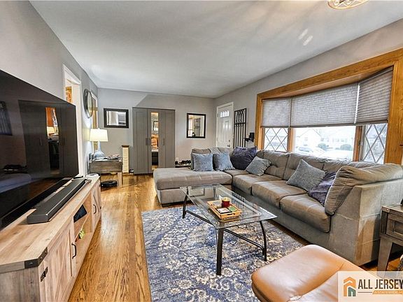 3rd image of 3313 Banta Rd