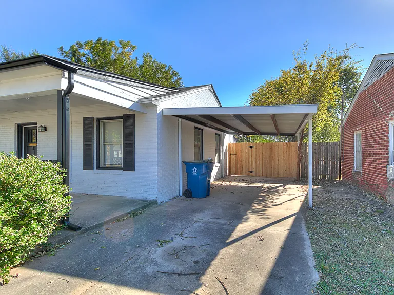 220 E Jacobs Dr — Photo 3