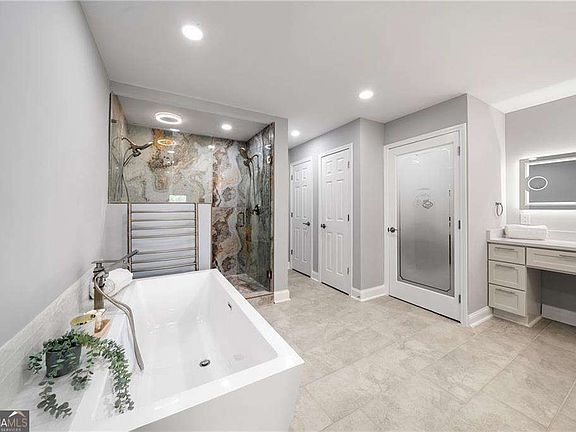 3rd image of 9058 Woodlake Ln