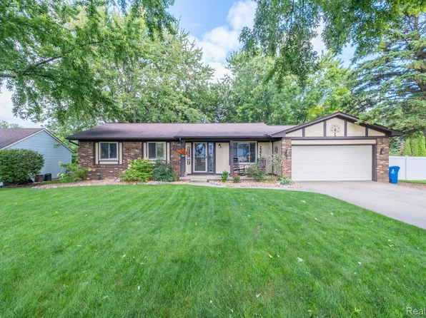 211 Maple Dr, Linden, MI 48451