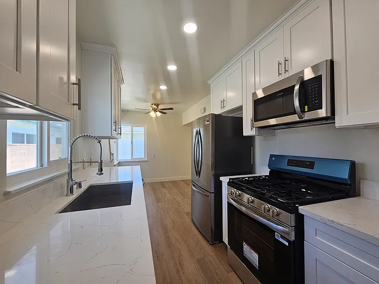 8552 Devenir Ave — Photo 5