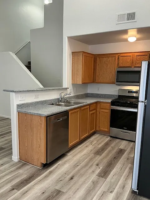 3 bed, 2.5 bath, 1200 sqft, $2,079 — Photo 2