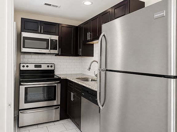 4th image of 627 Clara Ave #206