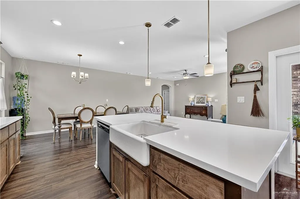 3 bed, 2.0 bath, 1681 sqft, $2,500 — Photo 4