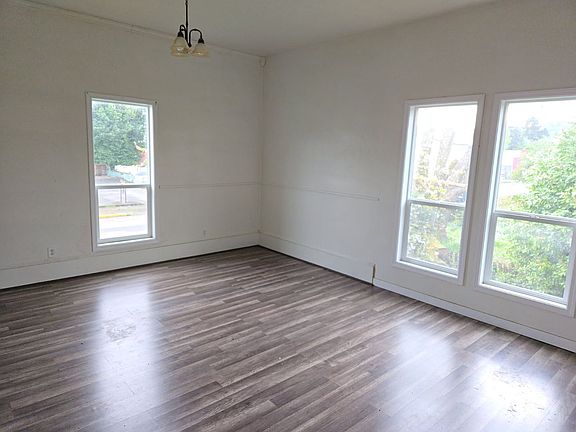 3rd image of 435 Ash St
