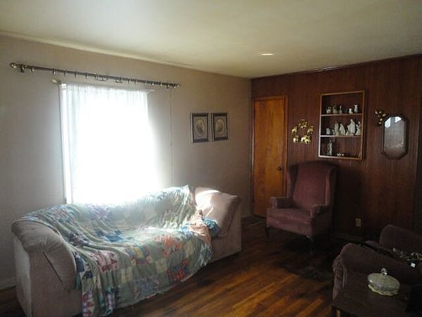 2nd image of 422 Larkin Ave