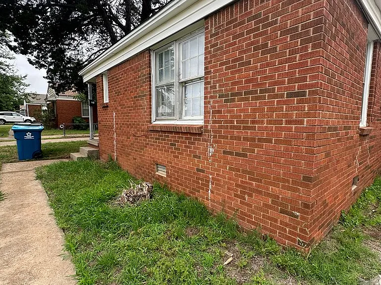 521 E Harmon Dr — Photo 3