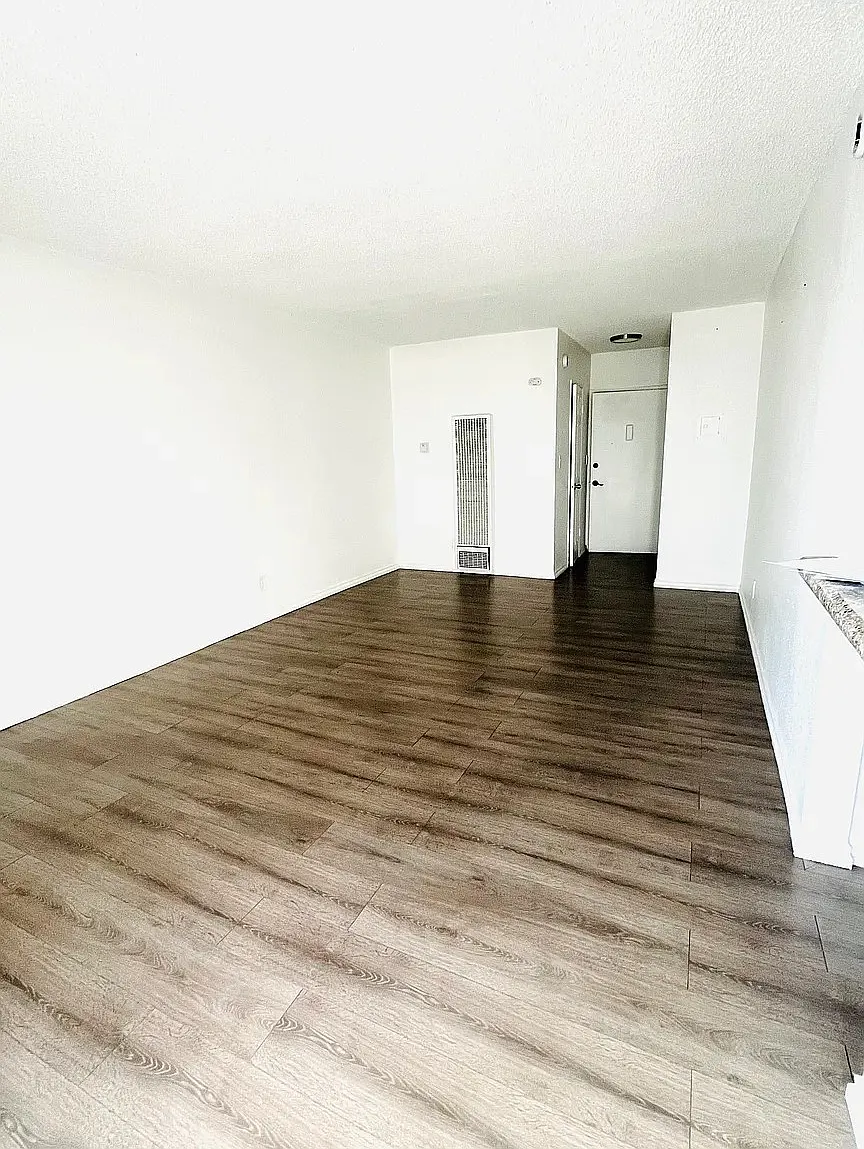 Studio, 425 sqft, $1,395 — Photo 2