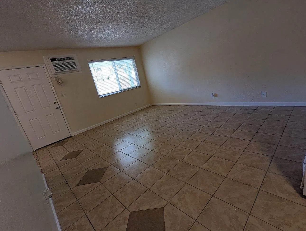 2 bed, 775 sqft, $1,585 — Photo 2