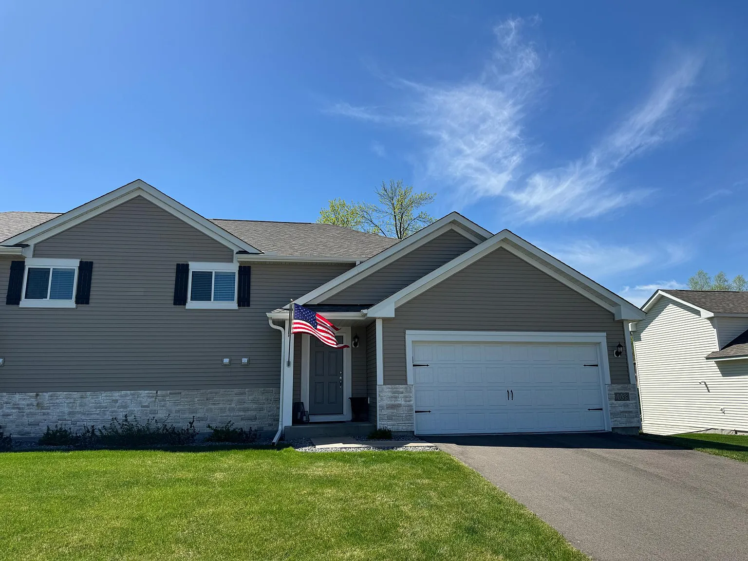 3 bed, 2.5 bath, 1850 sqft, $2,000 — Photo 1