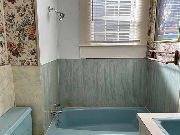 4th image of 913 W 8th St