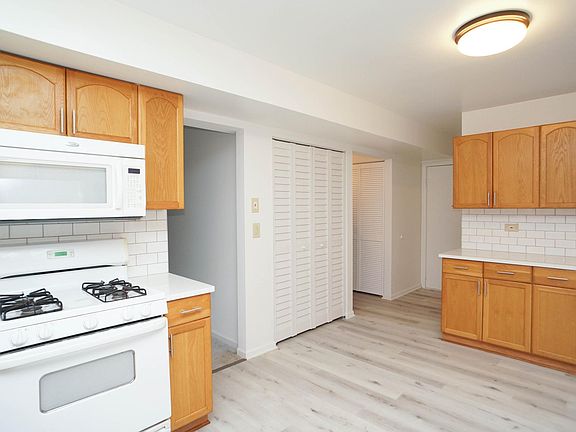 4th image of 875 W Bryn Mawr Ave