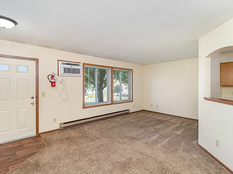 Hutchinson, MN Twin Oaks Apartments | 21A | Living