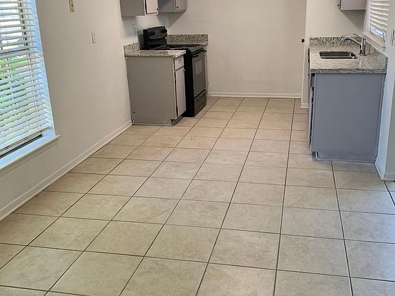 5th image of 2415 Regal Wood Dr