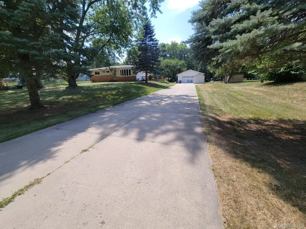 655 Reynolds Dr, Waterford, MI 48328