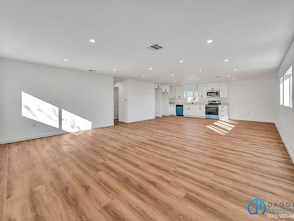 5th image of 11845 Hamlin St #1/2-1