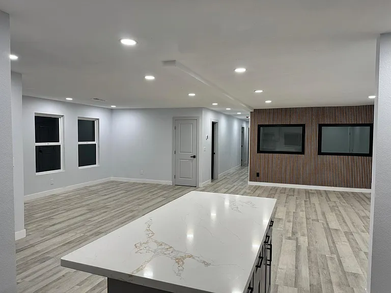 721 Clyde Ave — Photo 2