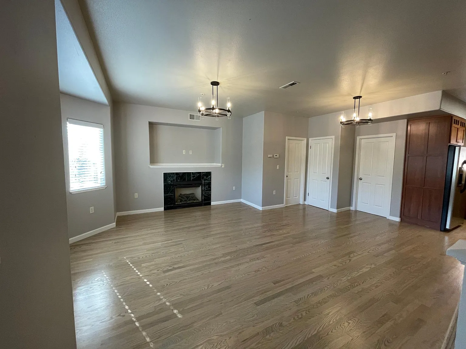 3 bed, 2.5 bath, 1600 sqft, $5,675 — Photo 2