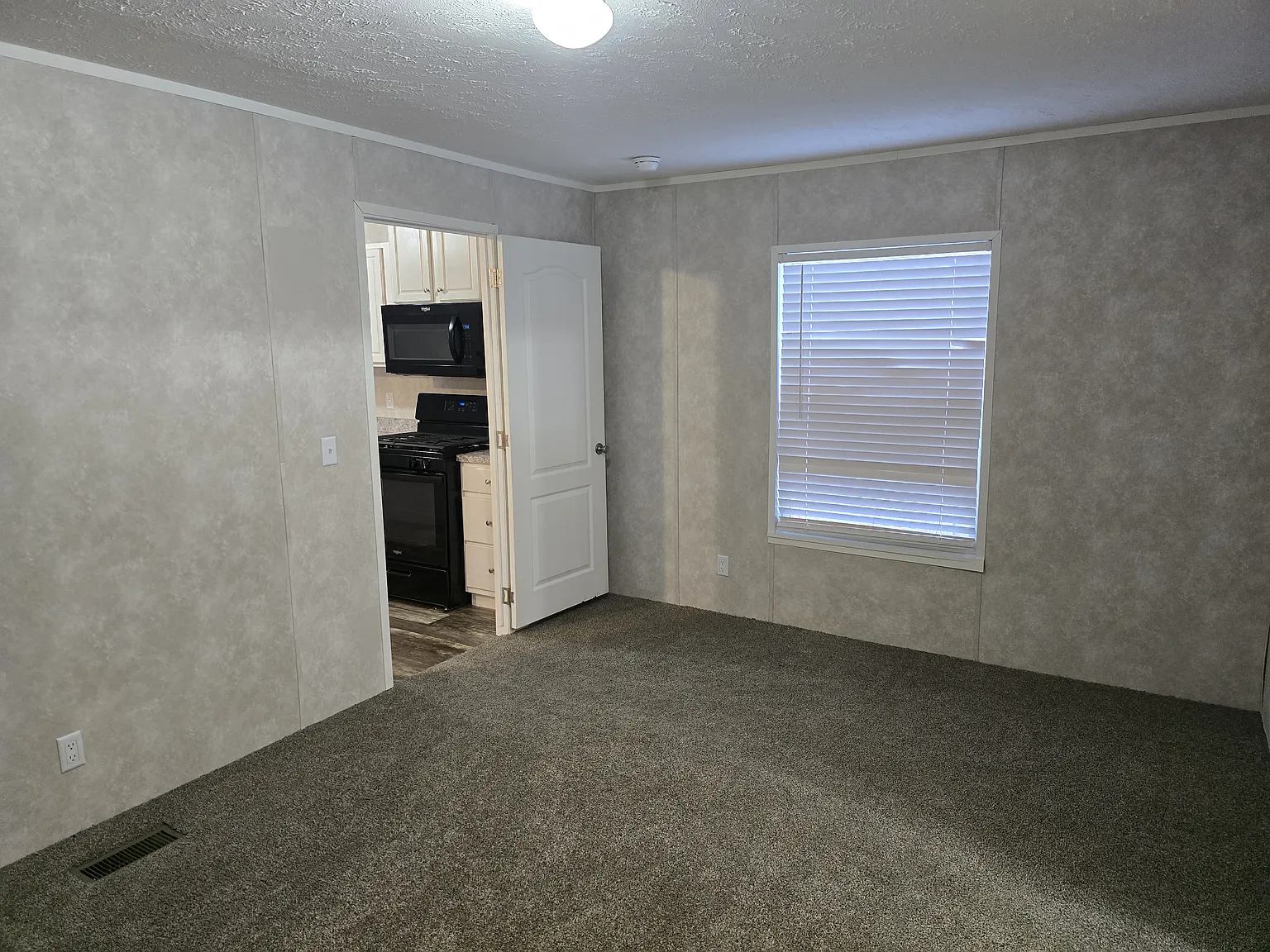 3 bed, 1120 sqft, $1,095 — Photo 3