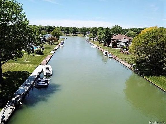2nd image of 2533 Riverwood Dr