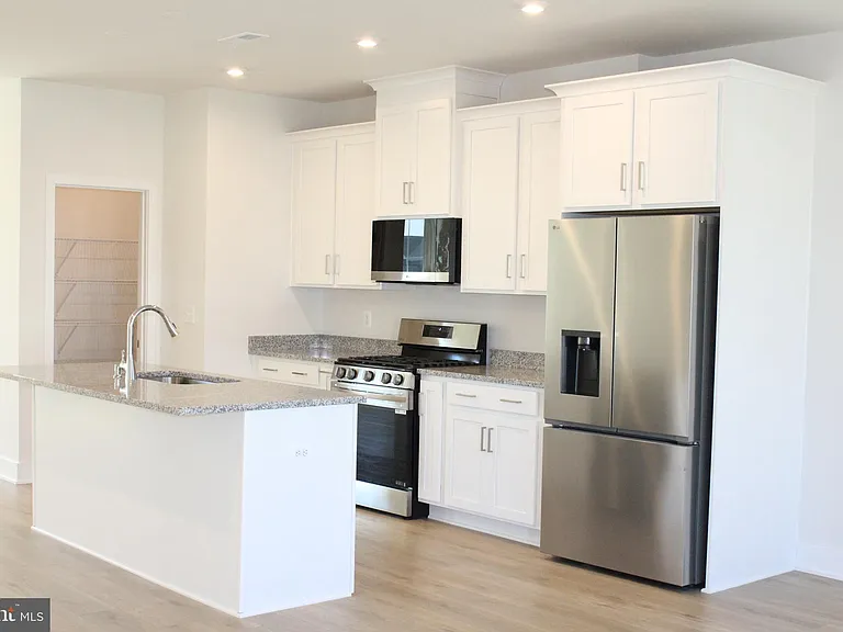 139 Heyford Dr — Photo 2