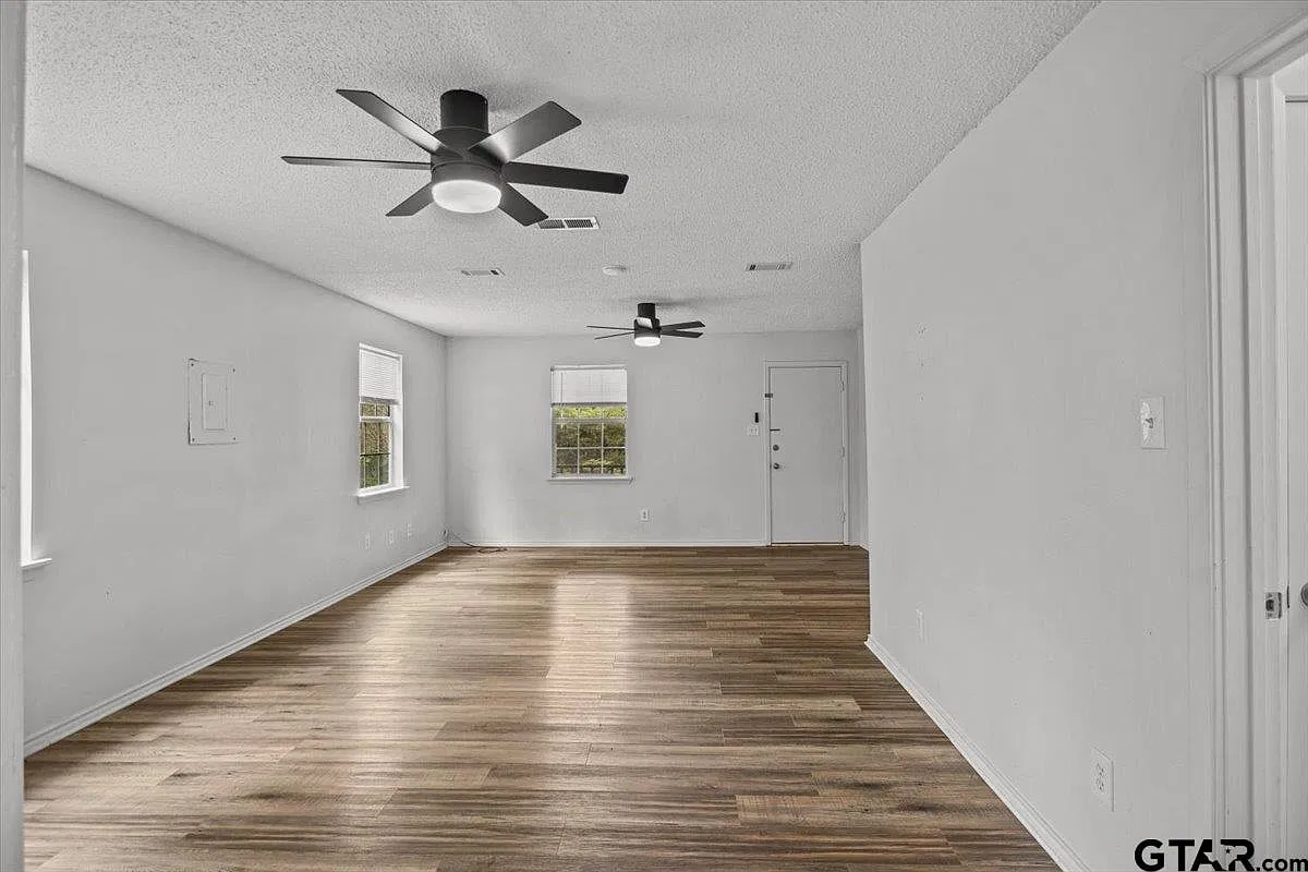 3 bed, 2.0 bath, 1152 sqft, $1,400 — Photo 3
