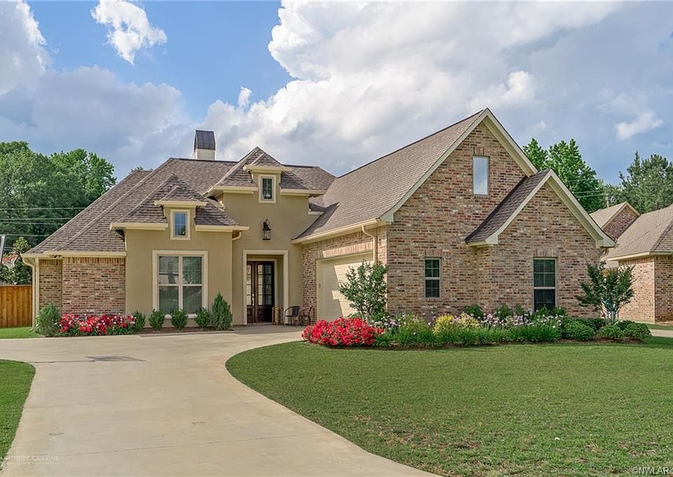 1st image of 300 Woodhaven Dr