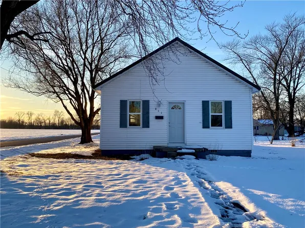 811 SW 2nd St, Casey, IL 62420