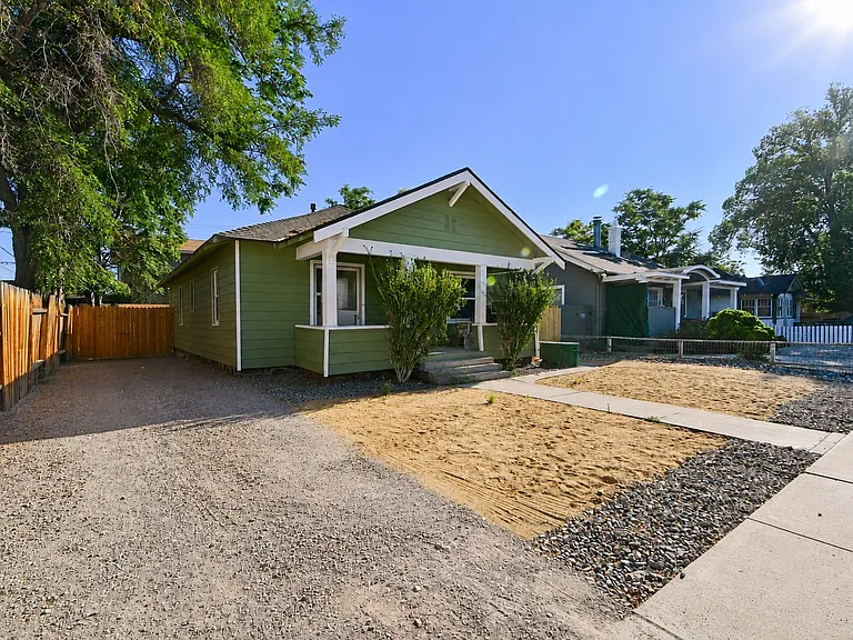 1136 E St — Photo 2