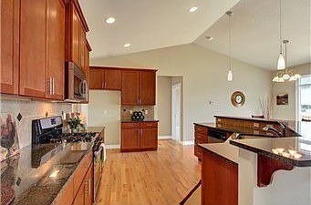 2nd image of 2221 Lincoln Pl