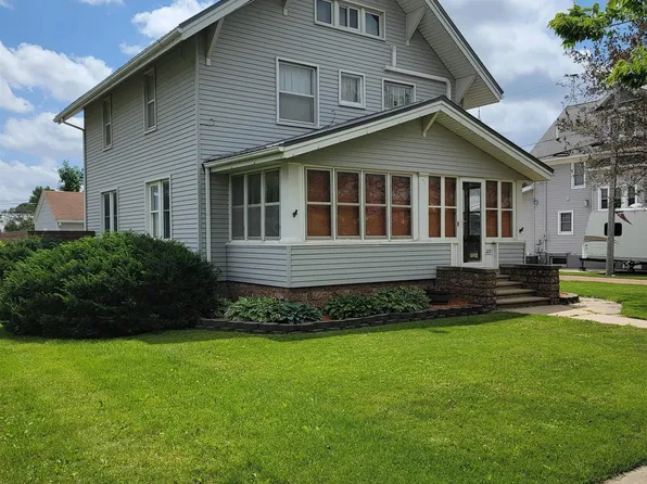 223 2nd St E, Cresco, IA 52136