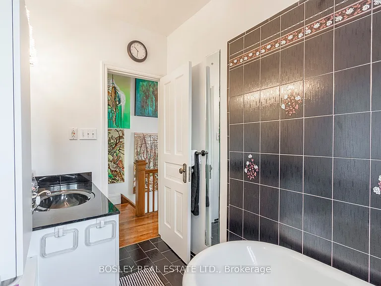 22 Martin Cres — Photo 19