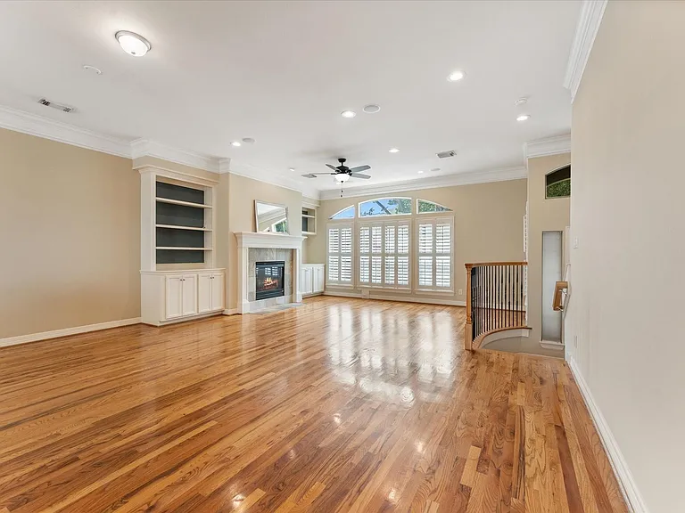 906 Reinicke St — Photo 3