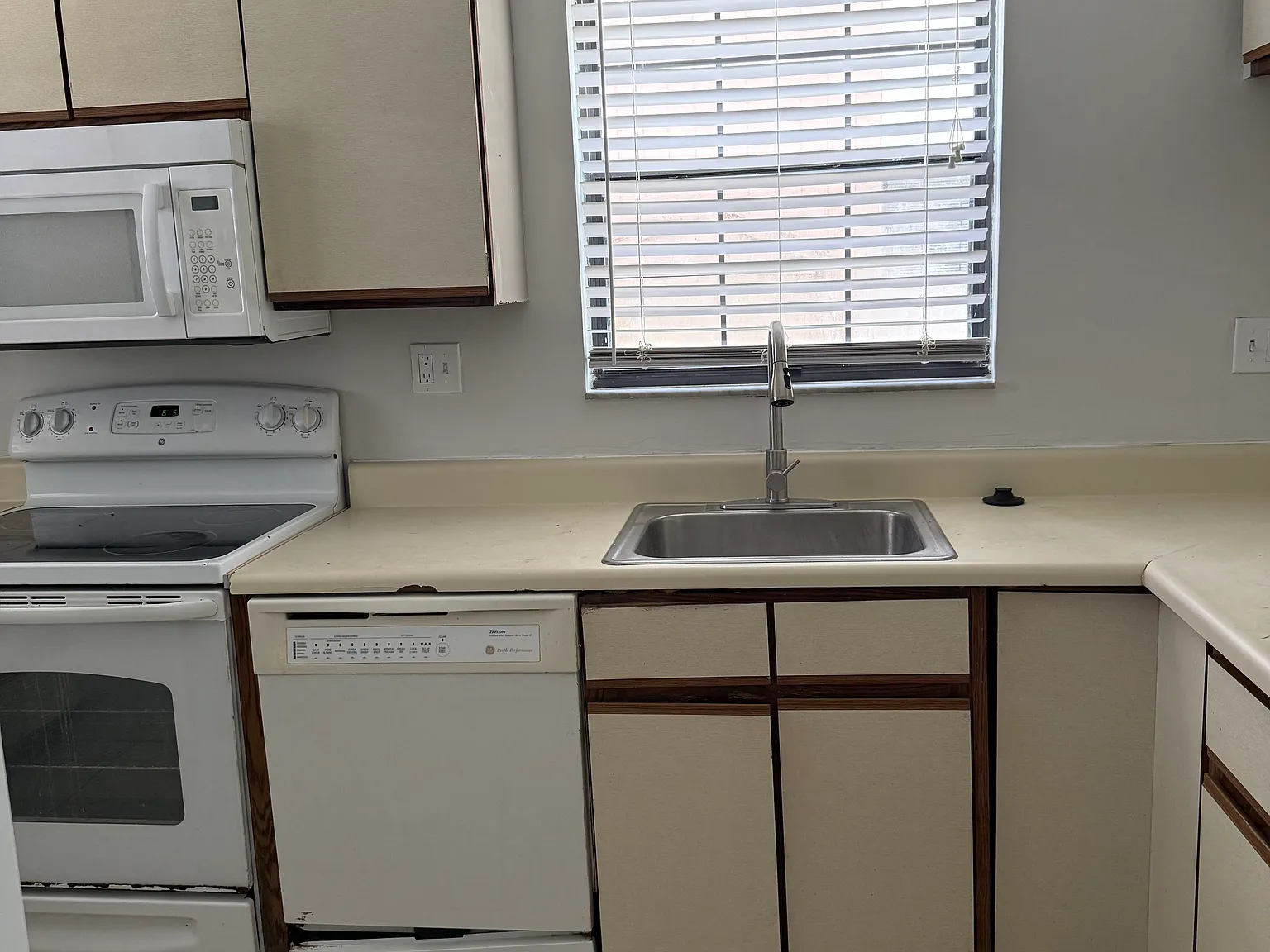 2 bed, 878 sqft, $1,650 — Photo 2