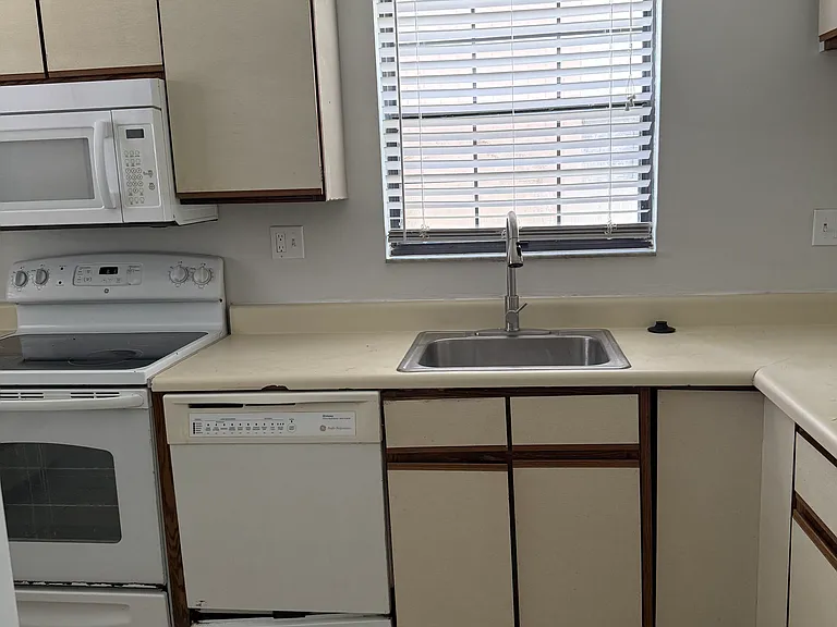 5252 Treetops Dr — Photo 2