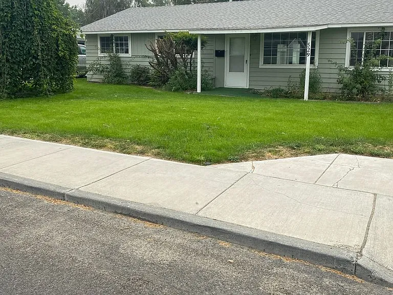 529 Sharon Ave E — Photo 3
