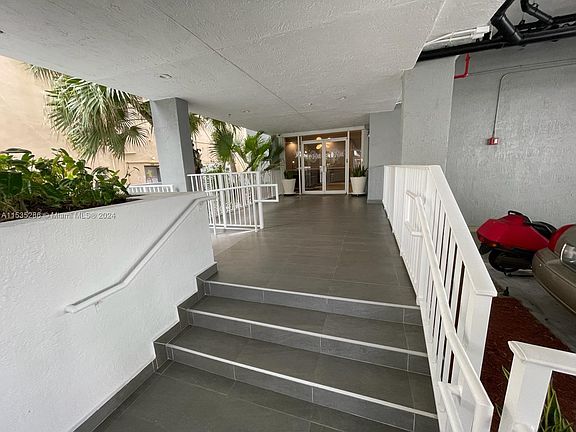 4th image of 2642 Collins Ave APT 505