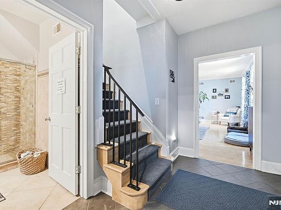 5th image of 173 Point Breeze Dr W