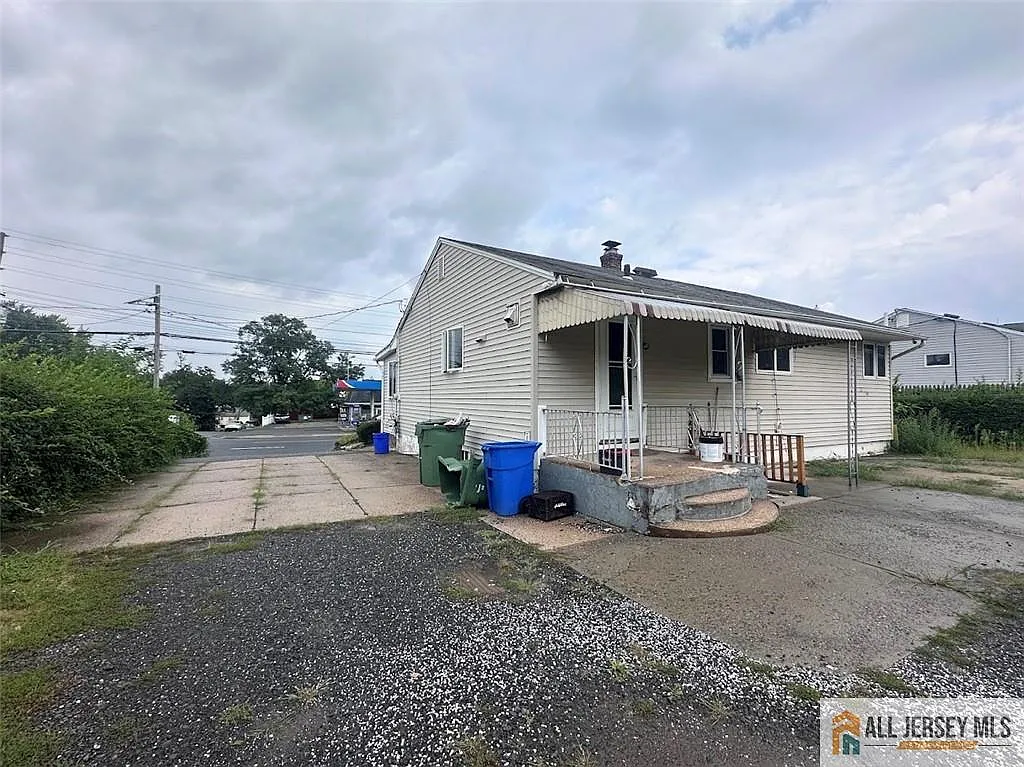 3 bed, 1.5 bath, 936 sqft, $3,000 — Photo 3