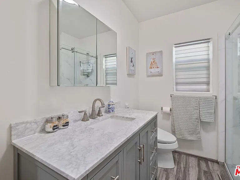 471 S Clark Dr — Photo 17