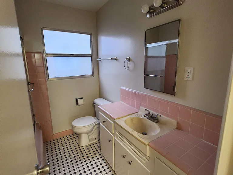 1049 E Ocean Blvd #12 — Photo 7