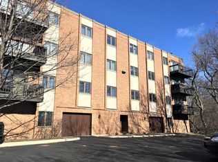 10 Trafalgar Sq APT 202, Lincolnshire, IL