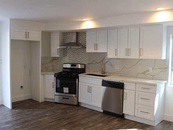 2nd image of 13483 Dyer St