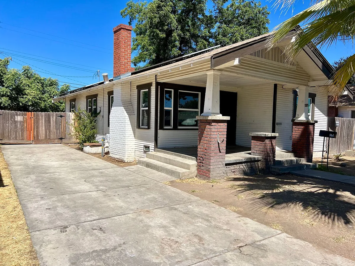 Building Photo - 1321 N Calaveras St