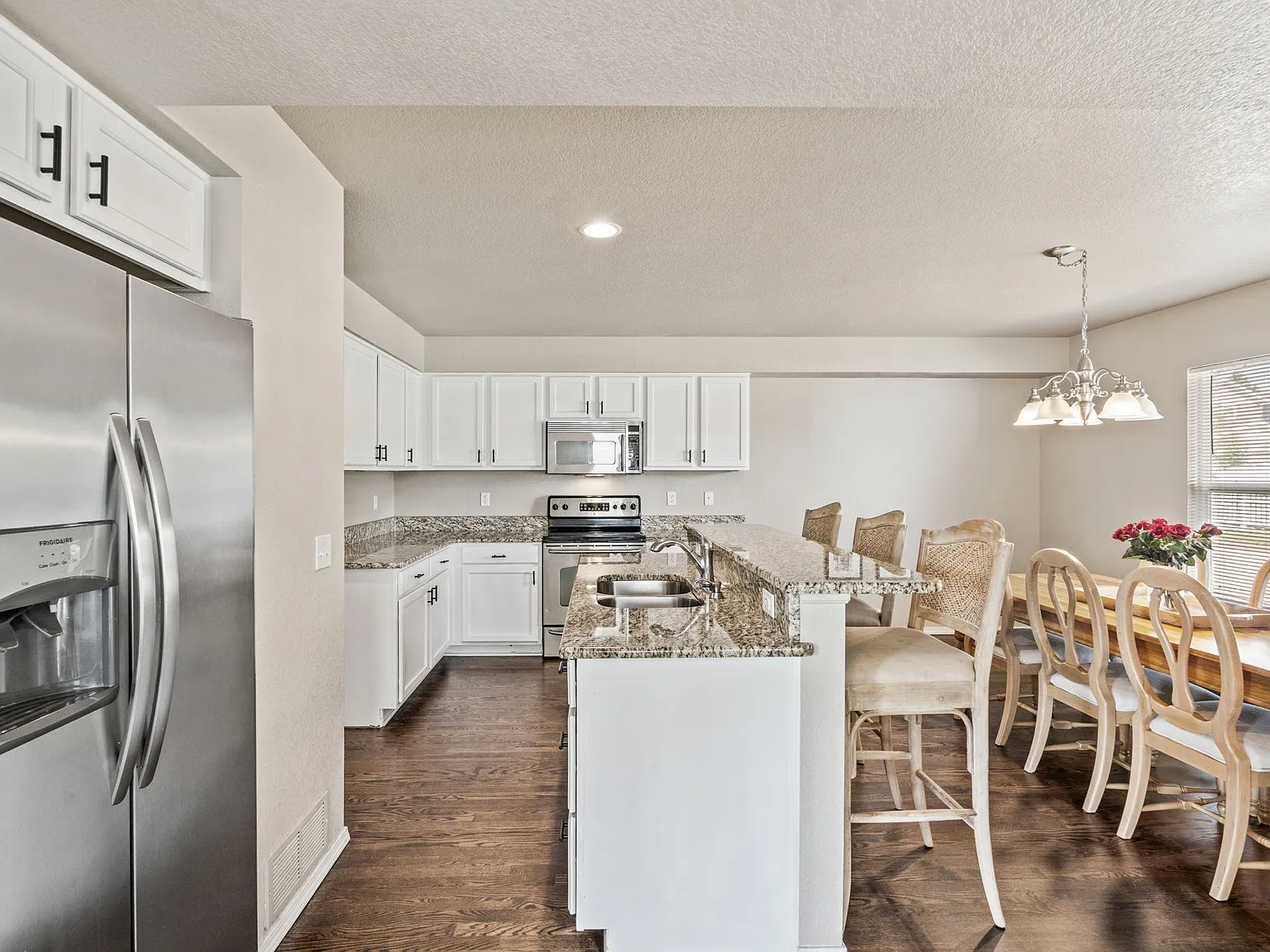 3 bed, 2.5 bath, 1708 sqft, $2,400 — Photo 2