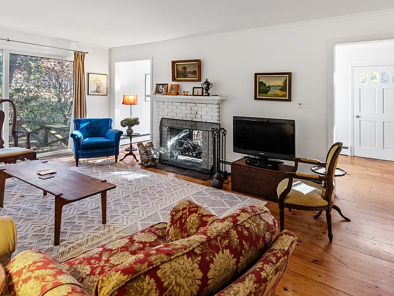 5 Peconic Bay Ave — Photo 4